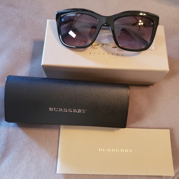 😎BURBERRY SUN GLASSES. NEW AN BEAUTIFUL 🎁BLACK AND GOLD💋🥰🥰🥰🥰🥰💝💝💝💝💝💝GORGEOUS😎😎😎😎😎 - Picture 1 of 7